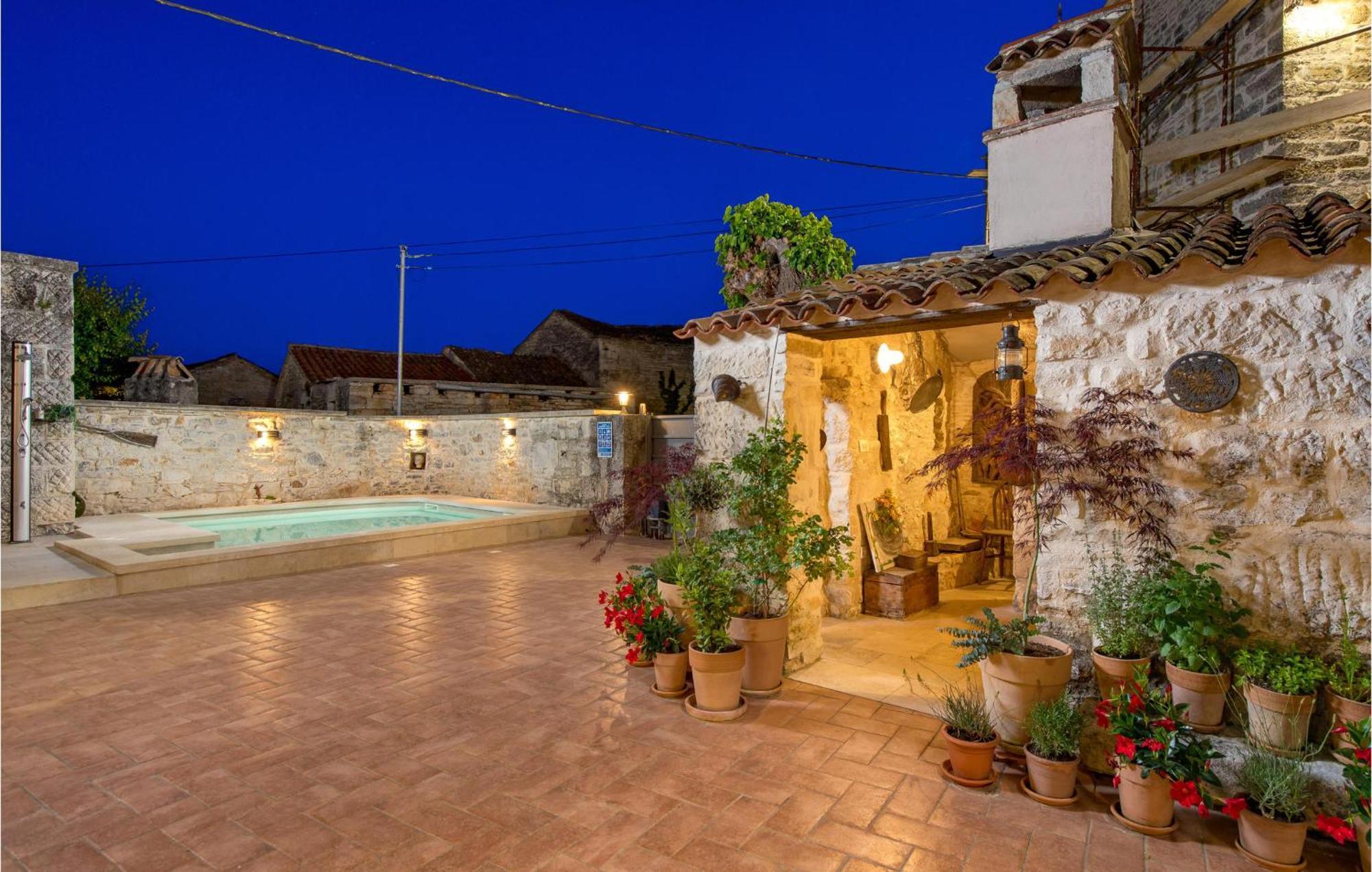 Amazing Home In Foli With Kitchen Extérieur photo
