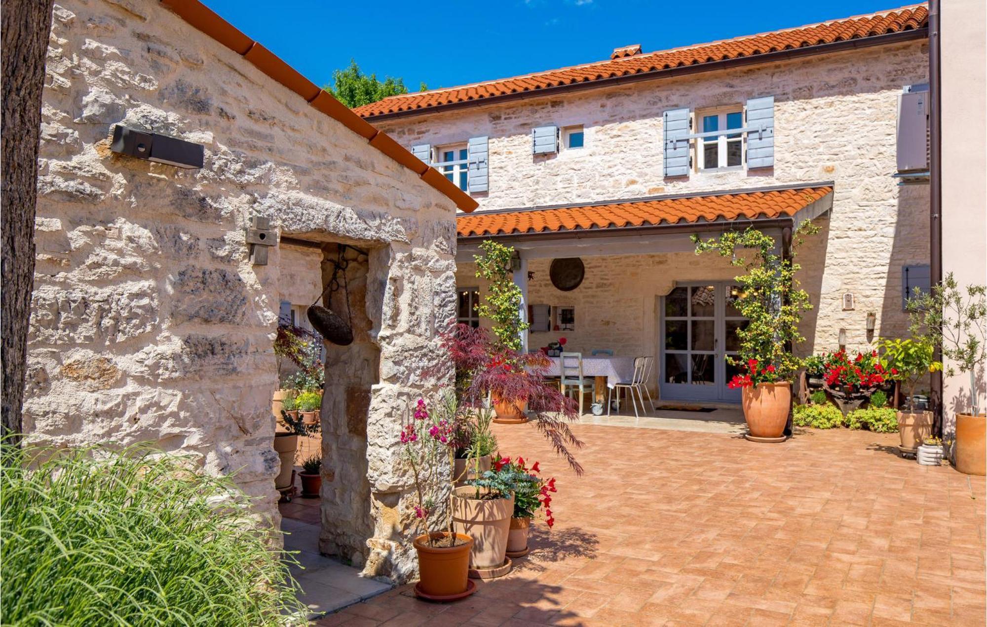 Amazing Home In Foli With Kitchen Extérieur photo